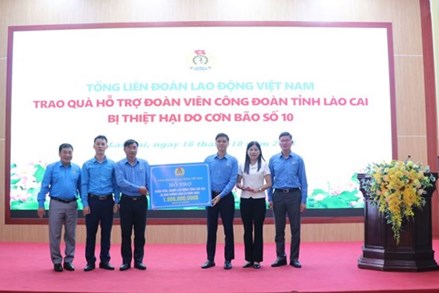 Tổng LĐLĐ Việt Nam trao quà hỗ trợ đoàn viên tỉnh Lào Cai bị thiệt hại do bão lũ