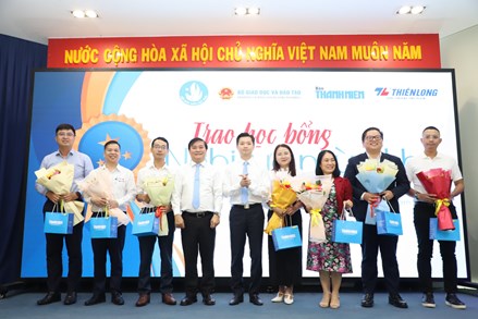 Bí thư Trung ương Đoàn Nguyễn Minh Triết trao học bổng “Nghị lực mùa thi” 