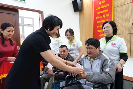 Lâm Đồng: Ủy ban MTTQ Việt Nam tỉnh trao tặng 100 suất quà và xe lăn cho người khuyết tật tỉnh 