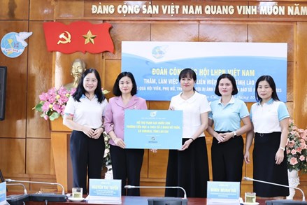Chủ tịch Hội Liên hiệp phụ nữ Việt Nam tặng quà phụ nữ, trẻ em bị ảnh hưởng bởi bão lũ tại Lào Cai