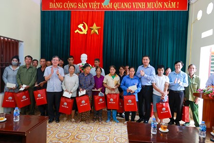 Phó Chủ tịch UBTƯ MTTQ Việt Nam, Chủ tịch Hội nông dân Lương Quốc Đoàn thăm hỏi, trao quà tới hội viên, nông dân Lạng Sơn bị thiệt hại do bão lũ