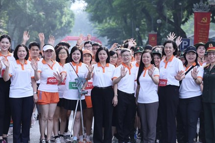 Phó Chủ tịch Ủy ban Trung ương MTTQ Việt Nam, Chủ tịch Hội LHPN Việt Nam Nguyễn Thị Tuyến tham dự giải chạy hưởng ứng Vì môi trường không khói thuốc 