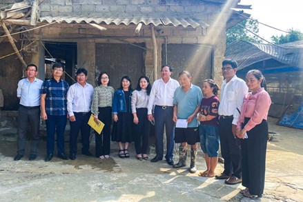 Vĩnh Long: Ủy ban MTTQ Việt Nam tỉnh thăm và trao quà hỗ trợ các gia đình bị thiệt hại do bão lũ tại tỉnh Thái Nguyên