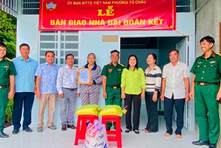 An Giang: Ủy ban MTTQ Việt Nam phường Tô Châu bàn giao nhà Đại đoàn kết cho hộ có hoàn cảnh khó khăn
