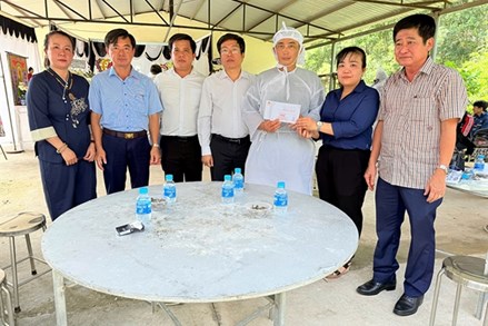 TP Hồ Chí Minh: Ủy ban MTTQ Việt Nam thành phố thăm hỏi, động viên và hỗ trợ gia đình cụ bà 79 tuổi bị nước cuốn trôi tại xã Bàu Bàng 