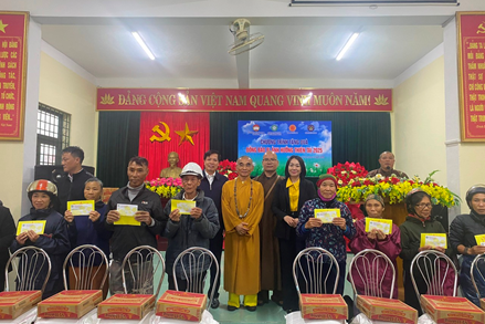 Quảng Trị: Ủy ban MTTQ Việt Nam tỉnh phối hợp Giáo hội Phật giáo Việt Nam trao 1.000 suất quà cho đồng bào 3 xã bị ảnh hưởng do bão số 10 tại Quảng Trị