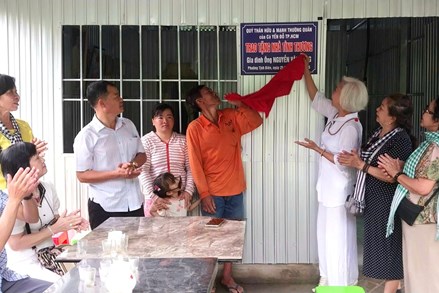 An Giang: Ủy ban MTTQ Việt Nam phường Tịnh Biên bàn giao nhà Tình thương và trao thẻ bảo hiểm y tế cho học sinh có hoàn cảnh khó khăn