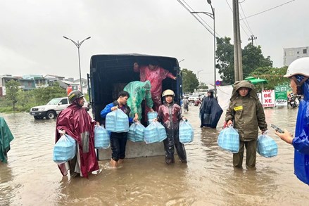 Hội LHPN TP Huế nấu hơn 11.000 suất cơm hỗ trợ người dân vùng ngập lụt
