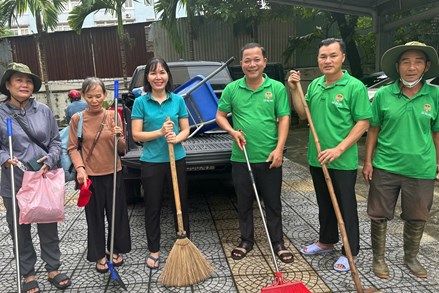 Hội Nông dân thành phố Đà Nẵng tổ chức đoàn cán bộ đến vùng lũ lụt hỗ trợ người dân dọn dẹp