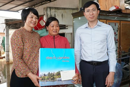 Lâm Đồng: Chủ tịch Ủy ban MTTQ Việt Nam tỉnh Phạm Thị Phúc kiểm tra, hỗ trợ xã Lương Sơn thiệt hại do mưa lũ