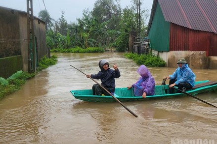 Trong tâm lũ, người dân Hà Tĩnh đùm bọc, cùng nhau vượt khó