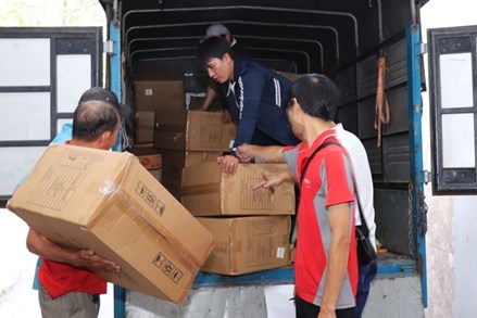TPHCM vận chuyển 30 tấn hàng hóa hỗ trợ người dân Huế và Đà Nẵng