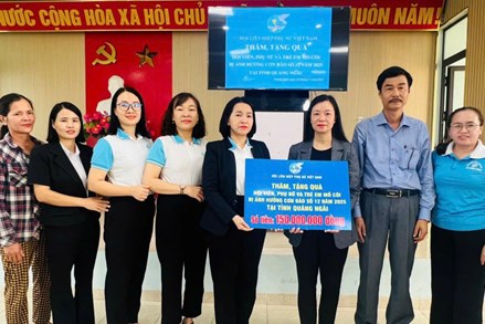 Phó Chủ tịch Hội LHPN Việt Nam thăm, tặng quà hội viên, phụ nữ và trẻ em bị ảnh hưởng bão số 12