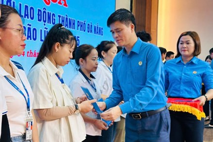 Tổng LĐLĐ Việt Nam trao 1 tỉ đồng hỗ trợ đoàn viên, người lao động Đà Nẵng bị ảnh hưởng mưa lũ