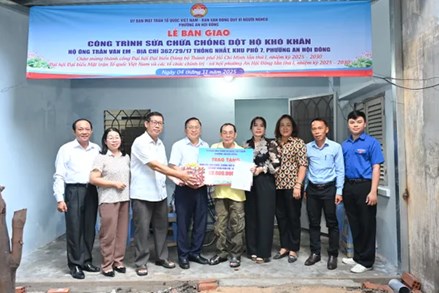 TP Hồ Chí Minh: Ủy ban MTTQ Việt Nam phường An Hội Đông bàn giao nhà sửa chữa, chống dột cho hộ khó khăn