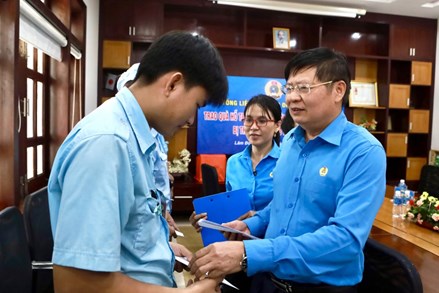 Tổng Liên đoàn Lao động Việt Nam trao 500 triệu đồng hỗ trợ công nhân vùng lũ ở Lâm Đồng