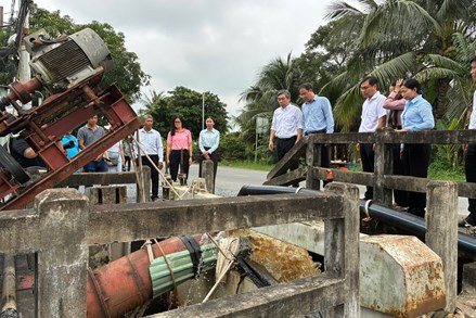 TP Hồ Chí Minh: Chủ tịch Ủy ban MTTQ Việt Nam thành phố khảo sát tình trạng ngập tại làng nghề mai vàng Bình Lợi