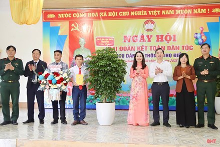 Hà Tĩnh: Vui Ngày hội Đại đoàn kết toàn dân tộc ở xã biên giới 