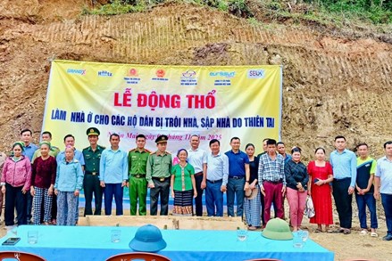 Người dân vùng lũ ở Nghệ An vui mừng được xây nhà mới