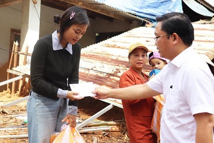 Chủ tịch Ủy ban MTTQ Việt Nam thành phố Đà Nẵng trao quà hỗ trợ cho xã Nam Trà My