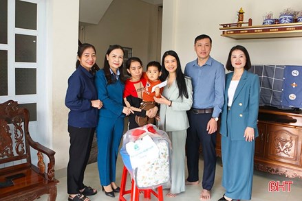 Hội LHPN Việt Nam trao hơn 400 suất quà cho hội viên phụ nữ và trẻ em Hà Tĩnh