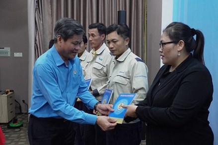 Tổng Liên đoàn Lao động Việt Nam hỗ trợ đoàn viên Quảng Ngãi khắc phục hậu quả bão lũ