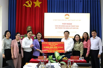 Phó Chủ tịch - Tổng Thư ký Nguyễn Thị Thu Hà tiếp nhận số tiền 5 tỷ đồng ủng hộ đồng bào khắc phục thiệt hại do bão lũ gây ra