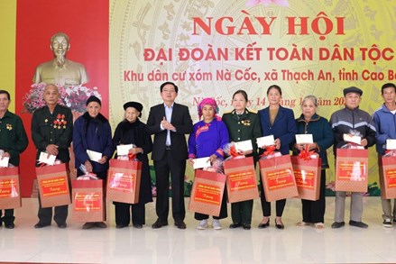 Phó Thủ tướng Chính phủ Hồ Quốc Dũng dự Ngày hội Đại đoàn kết toàn dân tộc tại khu dân cư Nà Cốc, Cao Bằng 