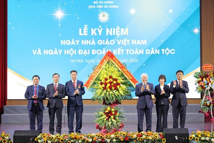 Phó Chủ tịch Thường trực Quốc hội Đỗ Văn Chiến dự Lễ Kỷ niệm Ngày nhà giáo Việt Nam và Ngày hội đại đoàn kết tại Học viện Tài chính