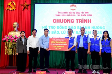 Ủy ban MTTQ Việt Nam tỉnh Tuyên Quang tiếp nhận số tiền 5 tỷ đồng từ TP Hồ Chí Minh hỗ trợ khắc phục hậu quả bão lũ 