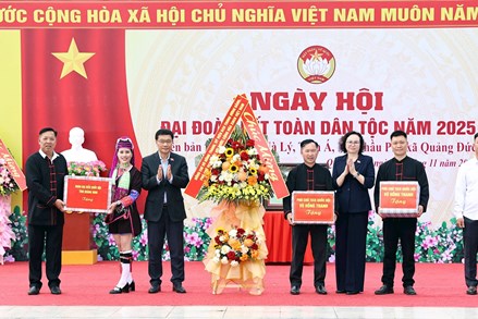 Phó Chủ tịch Quốc hội Vũ Hồng Thanh dự Ngày hội Đại đoàn kết toàn dân tộc tại Quảng Ninh