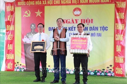 Phó Chủ tịch Quốc hội Trần Quang Phương dự Ngày hội Đại đoàn kết toàn dân tộc tỉnh Quảng Ngãi 