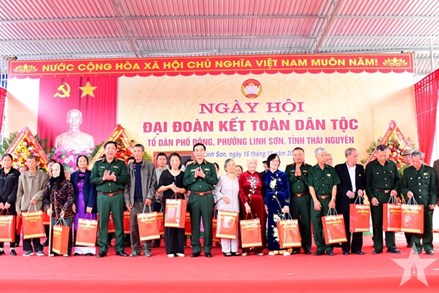 Đại tướng Phan Văn Giang dự Ngày hội Đại đoàn kết toàn dân tộc tại Thái Nguyên
