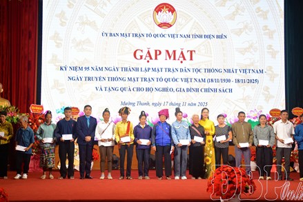 Điện Biên: Ủy ban MTTQ Việt Nam tỉnh trao tặng 95 suất quà nhân kỷ niệm ngày truyền thống Mặt trận Tổ quốc Việt Nam