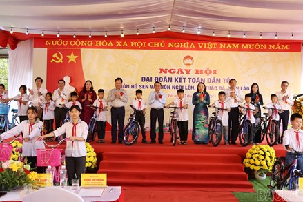 Thường trực Ban Bí thư Trần Cẩm Tú dự Ngày hội Đại đoàn kết toàn dân tộc tại Lào Cai 