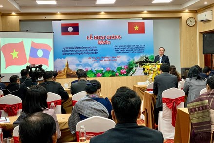 Phó Chủ tịch Lương Quốc Đoàn dự và chỉ đạo lớp tập huấn cán bộ Lào về công tác nông dân 