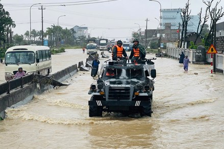 Xe thiết giáp vượt lũ tiếp tế thực phẩm cho người dân Đắk Lắk