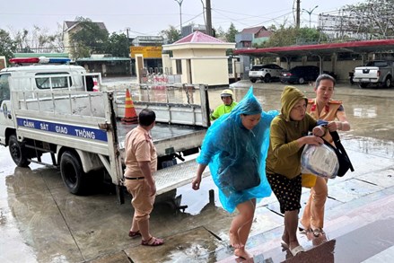 Gia Lai: Chung tay góp sức để người dân vững lòng giữa trận lũ dữ