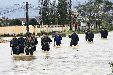 Trung tâm Huấn luyện quân sự quốc gia 2 nỗ lực ứng cứu giúp dân vùng ngập lụt