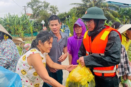 Tổng cục Chính trị thăm, động viên người dân vùng lũ Đắk Lắk và Gia Lai