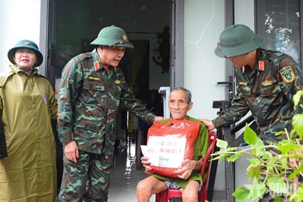 Phó Chủ nhiệm Tổng cục Chính trị đến thăm, động viên và tặng quà nhân dân vùng lũ tỉnh Đắk Lắk