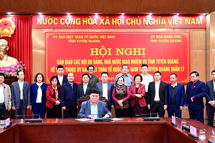 Bàn giao 21 hội do Đảng, Nhà nước giao nhiệm vụ về trực thuộc Ủy ban MTTQ Việt Nam tỉnh Tuyên Quang