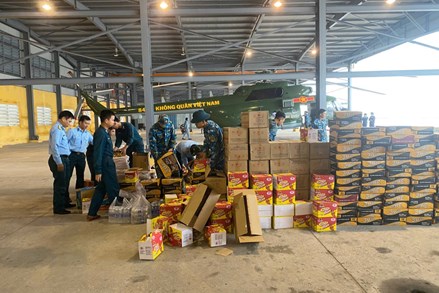 Trực thăng của Sư đoàn 372 bay mang theo 3 tấn hàng cứu trợ đồng bào lũ lụt tại tỉnh Đắk Lắk