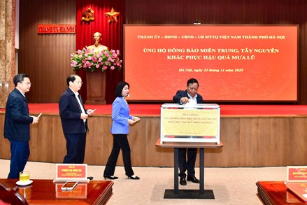 Cán bộ và nhân dân Thủ đô ủng hộ đồng bào miền Trung, Tây Nguyên khắc phục hậu quả mưa lũ
