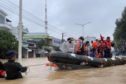 Lực lượng Vùng 4 Hải quân hỗ trợ di dời hơn 5.000 người dân khỏi các điểm ngập sâu