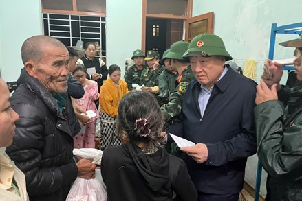 Phó Thủ tướng Thường trực Chính phủ Nguyễn Hòa Bình thăm hỏi, động viên người dân vùng ngập lũ tại Đắk Lắk 