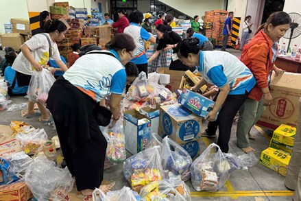 TP Hồ Chí Minh vận chuyển gấp 15 tấn nhu yếu phẩm đến Khánh Hòa trong đêm 21/11