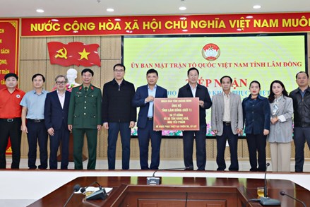 Quảng Ninh trực tiếp trao kinh phí, nhu yếu phẩm cho tỉnh Lâm Đồng khắc phục hậu quả do mưa lũ 