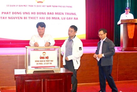 Ủy ban MTTQ Việt Nam thành phố Hải Phòng ủng hộ đồng bào khắc phục hậu quả lũ lụt