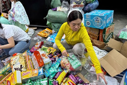 TP Hồ Chí Minh: Dừng tiếp nhận quần áo cứu trợ, chuyển trọng tâm sang tái thiết sau lũ